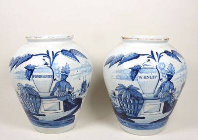 paire de vases bleus et blancs posés sur une surface blanche