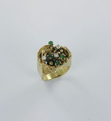 une image représentant une bague en or sertie de pierres vertes et blanches