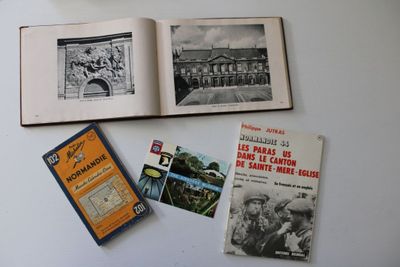 Plusieurs vieux livres sont posés sur une table où se trouve une horloge