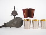 quatre tasses et une bouteille sur la table