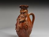 un vase marron muni d'une anse