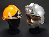 une paire de casques de sécurité exposée sur un fond noir
