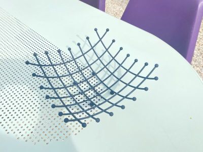 une table blanche avec des chaises violettes et recouverte d'une nappe blanche