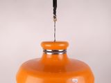 une suspension orange dont l'extrémité est reliée à un cordon noir