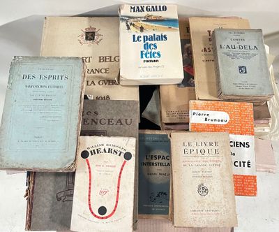 beaucoup de livres posés les uns sur les autres sur la table
