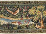 une image représentant une tapisserie ornée d'oiseaux et de fleurs