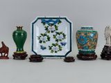 de nombreux vases et figurines de toutes sortes posés sur une table