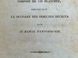 un vieux livre à l'écriture noire posé sur une table