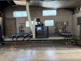 une grande machine placée au milieu d'une pièce