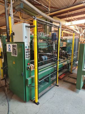 une machine qui se trouve à l'intérieur d'un bâtiment