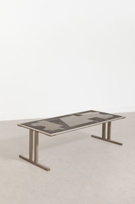 une image d'une table avec un plateau en verre et des pieds en métal