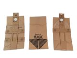 trois boîtes en carton munies d'aimants, placées les unes à côté des autres