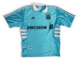 un gros plan sur un maillot de football portant le nom « Ericsson »