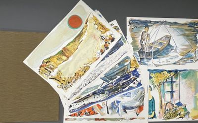 une pile de cartes posées sur une table