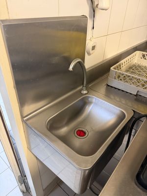 un évier dans un coin de la cuisine, avec un lave-vaisselle dans ce même coin