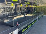 un food truck garé sur le bord de la route