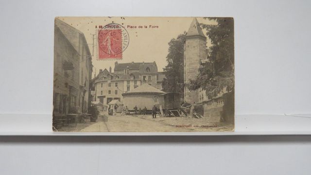 Crocq. : Place de la Foire (Manèges + Roulotte de forain ; Dumous...