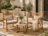 une terrasse avec deux chaises et une table près d'une piscine