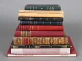des livres empilés les uns sur les autres, les uns sur les autres