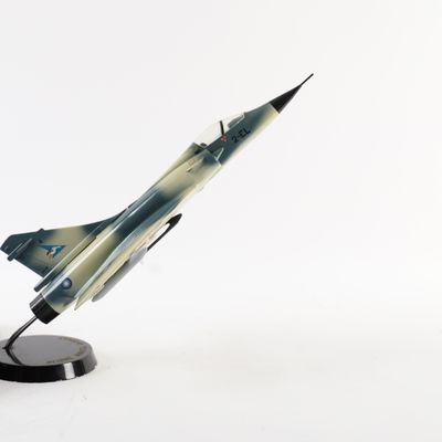une maquette d'avion de chasse posée sur un socle