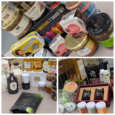 de nombreux plats et condiments différents sur la table