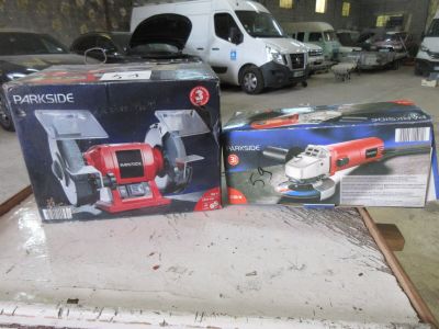deux cartons de jouets posés sur une table dans un parking