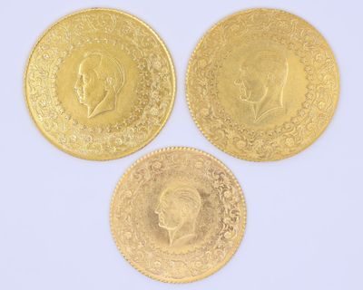 trois pièces d'or portant l'image d'un homme et d'une femme