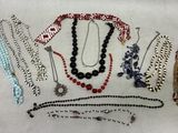 de nombreux colliers et bracelets différents disposés sur une table