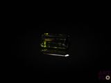 l'image d'un morceau de verre vert dans l'obscurité