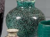trois vases posés sur une table en verre