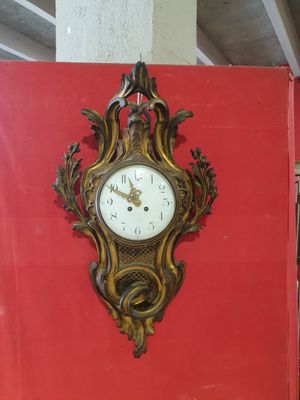 une horloge accrochée au mur de la pièce