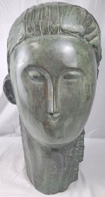 sculpture représentant la tête d'une femme sur fond blanc