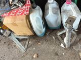 un tas d'outils posés par terre