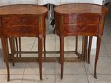 paire de tables de chevet anciennes de style français avec plateau en marbre