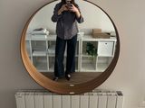 une femme se prenant en photo dans un miroir
