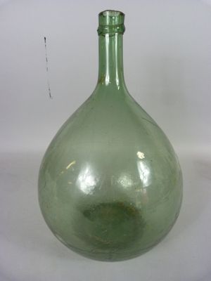 une bouteille en verre vert posée sur une table