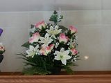 un vase avec des fleurs posé sur une table dans une église
