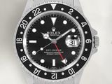 une montre Rolex avec un cadran noir et des aiguilles rouges