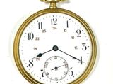 gros plan d'une montre de poche en or sur fond blanc