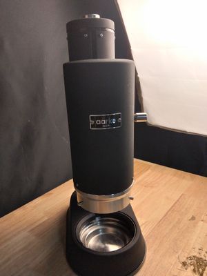 une cafetière posée sur une table en bois