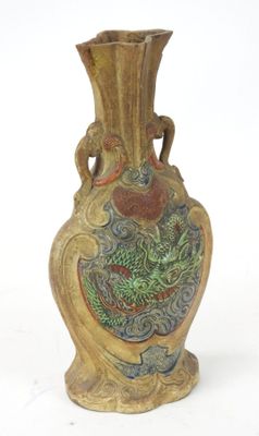 un vase posé sur une surface blanche