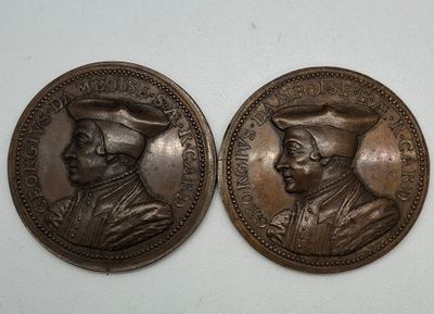 deux médaillons en bronze représentant un homme et une femme
