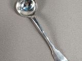 une cuillère en argent avec un manche de cuillère sur une table
