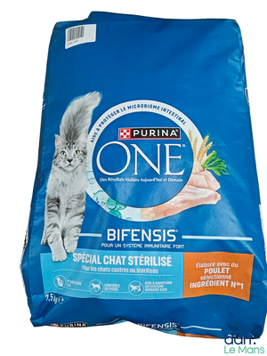 un sac de croquettes Purina One pour chat sur fond blanc