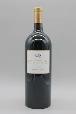 une bouteille de vin rouge posée sur une table blanche