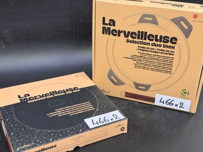deux boîtes contenant du matériel électronique posées sur une table