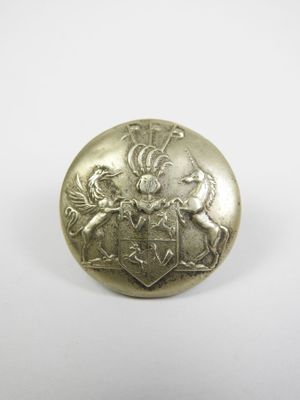 un bouton ancien en argent orné d'un blason