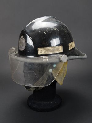 un casque noir muni d'une visière transparente