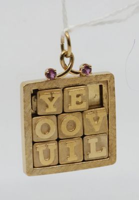 une photo d'un collier plaqué or sur lequel est inscrit « yes you will »