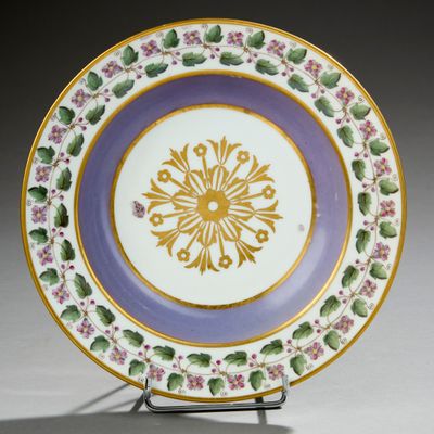 SÈVRES. Assiette à potage en porcelaine dure provenant du se…